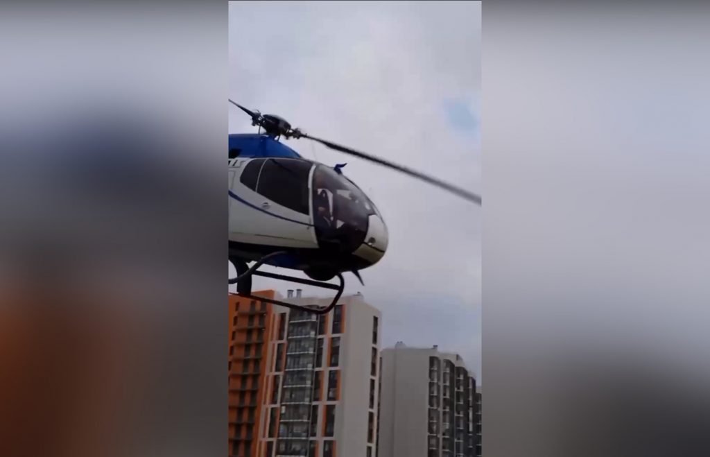 Опасный взлет вертолета над головами жителей Мурино проверит прокуратура