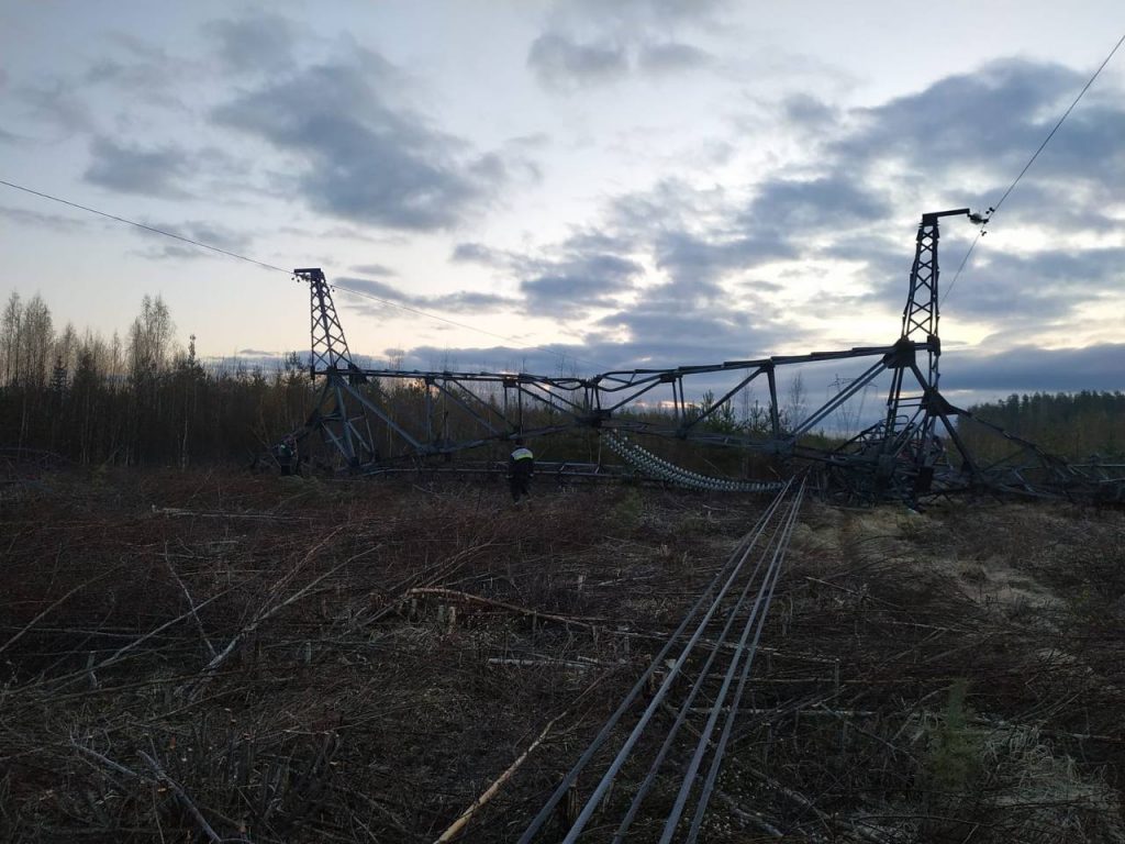 Дрозденко показал фото подорванной опоры ЛЭП под Гатчиной