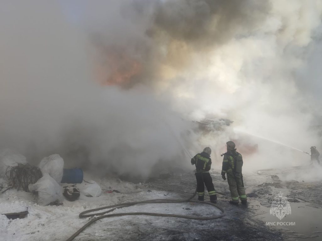 Масштабный пожар на складах в Норильске локализовали