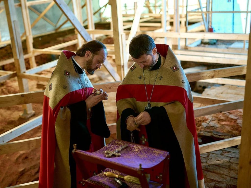 Сакральное возвращение: впервые за 89 лет на фундаменте Борисоглебской церкви прошло богослужение