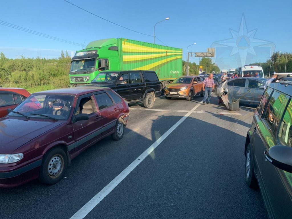 Шесть автомобилей столкнулись на трассе М-10 &#171;Россия&#187; в Ленобласти, есть пострадавшие