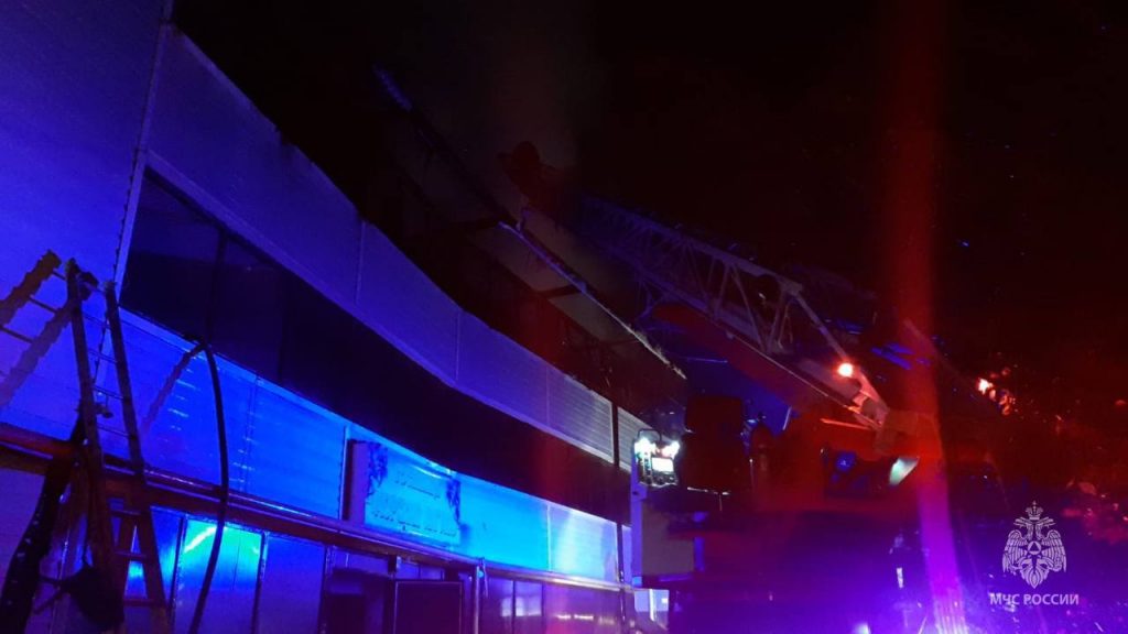 МЧС: в полыхающем отеле в Джубге обрушилась крыша