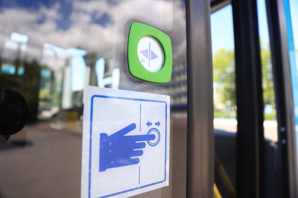 С 1 июня в автобусах Петербурга появятся кнопки открытия дверей