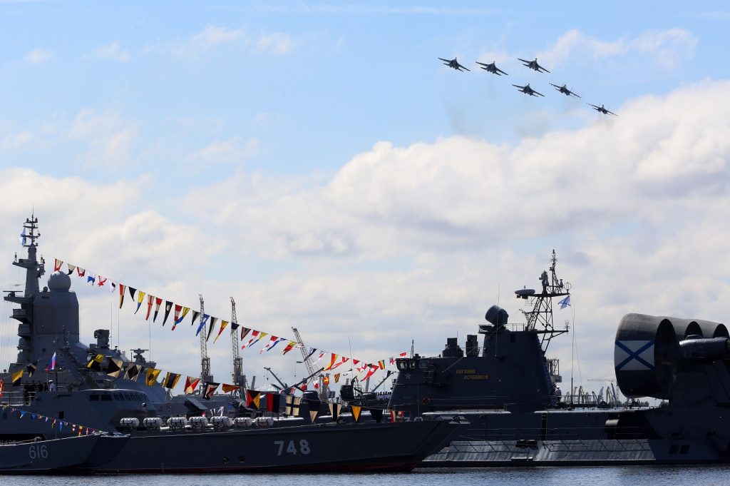 Делегации 15 стран посетят военно-морской салон в Кронштадте