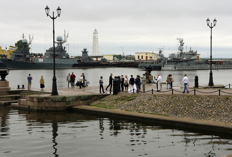 Петербуржцев, желающих посмотреть военно-морской салон в Кронштадте, ждут огромные пробки