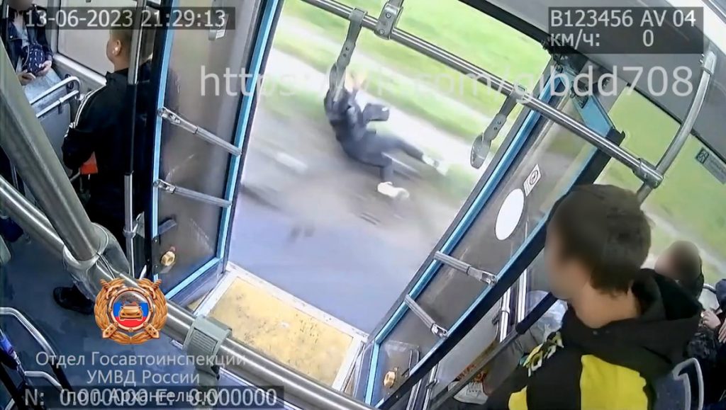 Реакция жителей Архангельска на чудовищное ЧП с пассажиром автобуса оказалась равнодушной: кадры