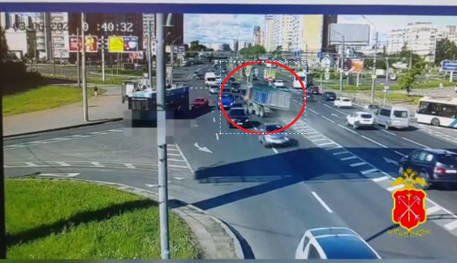 Полиция показала кадры столкновения самосвала с потоком машин на Софийской