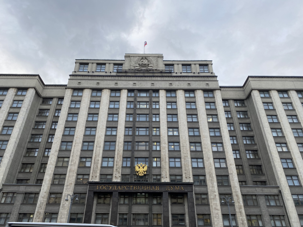 Госдума упростила процесс выдачи ВНЖ высококлассным специалистам и заключившим контракт с ВС РФ