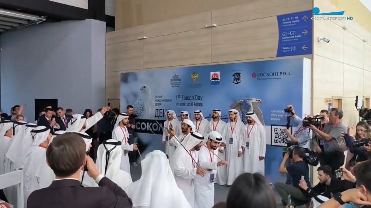 На ПМЭФ мужчины из делегации ОАЭ станцевали с таинственными палочками