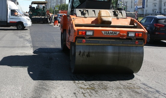 На улице Коллонтай завершают дорожный ремонт