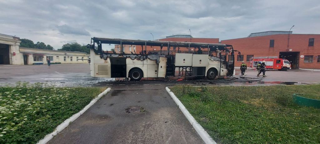 Прокуратура показала фото автобуса, сгоревшего на Днепропетровской