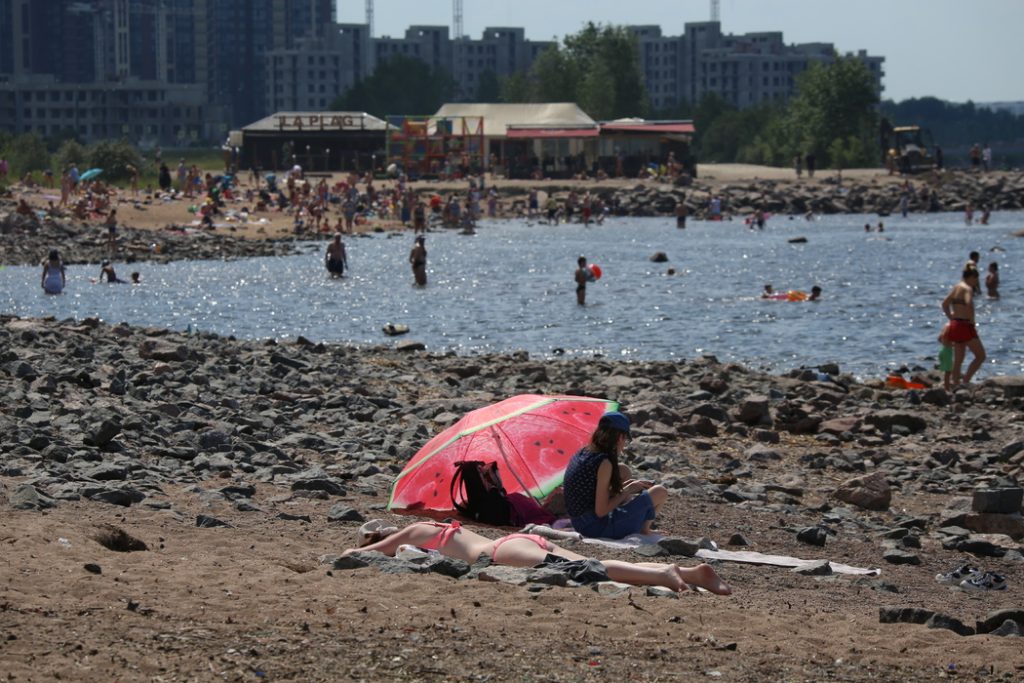 Роспотребнадзор не обнаружил в Петербурге пригодных для купания водоемов