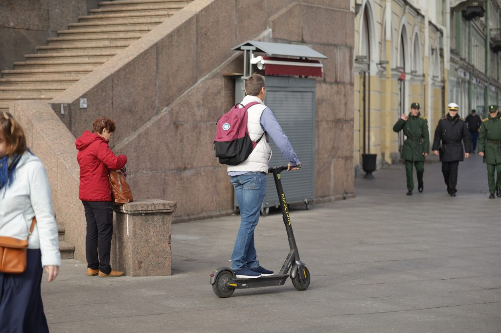 Для электросамокатчиков в Петербурге установили новые правила