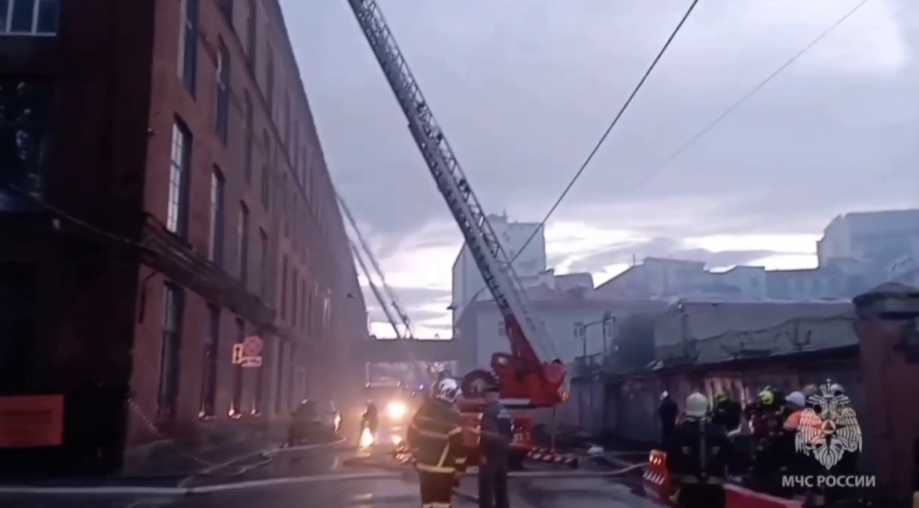 МЧС показало, как горел чердак здания на Кожевенной линии