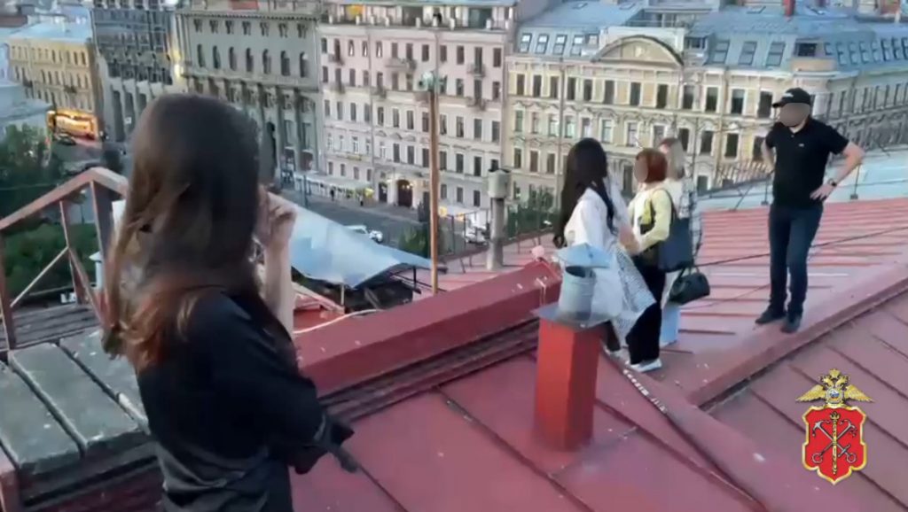 Полиция показала, как ловила проституток на крыше дома в Петербурге