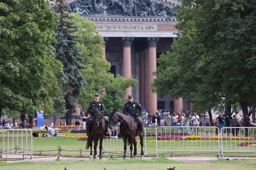 В Петербурге приступила к работе конная полиция