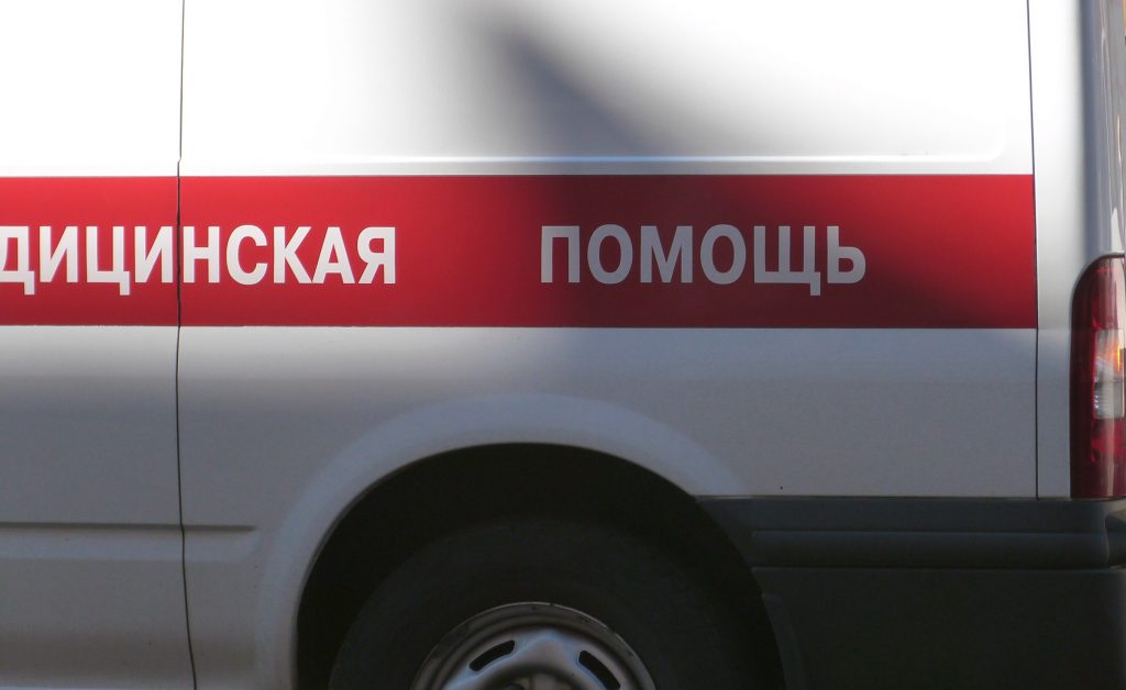 В Приморье автобус с туристами съехал в кювет, двое погибли