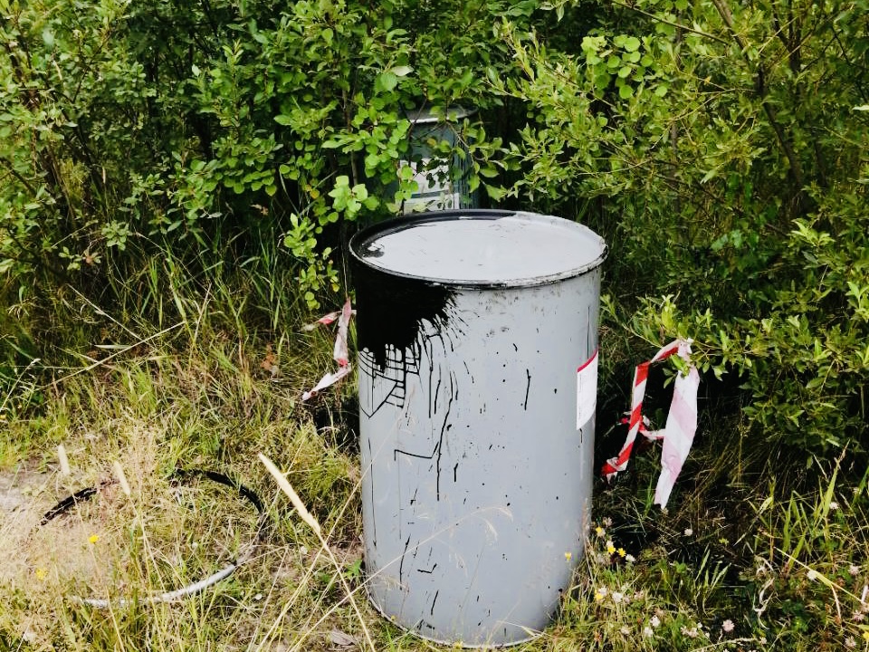 Две бочки с нефтепродуктами нашли в лесополосе на проспекте Энгельса