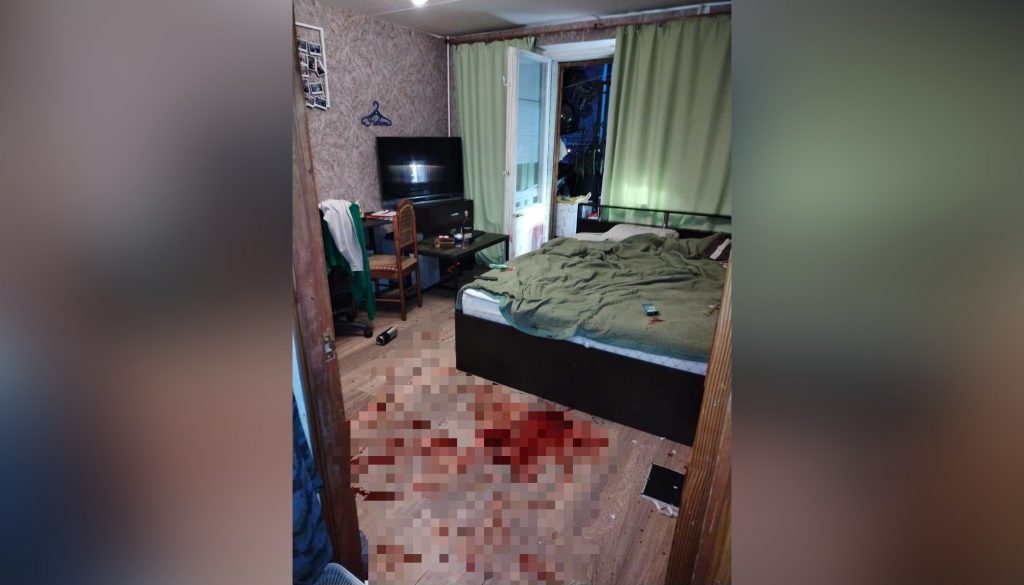 Москвича 11 раз ударили ножом и выбросили из окна