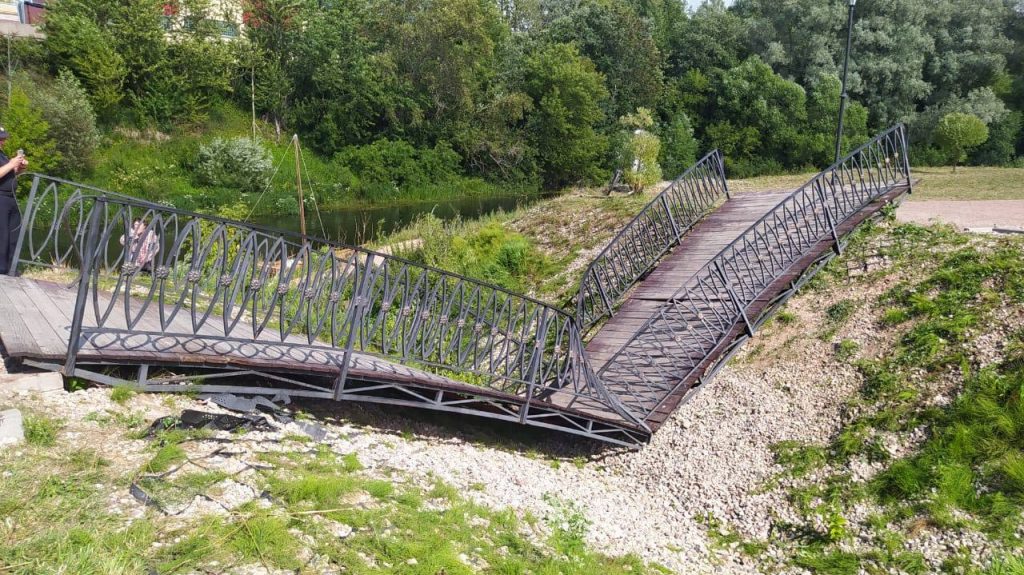 Стало известно, кто стал фигурантом дела об обрушении моста в Луге, где погиб человек