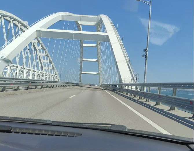 На Крымском мосту произошло ЧП, движение приостановлено