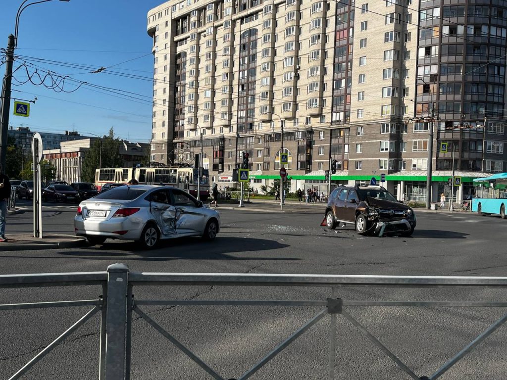 Две иномарки столкнулись и затруднили движение на улице Подвойского