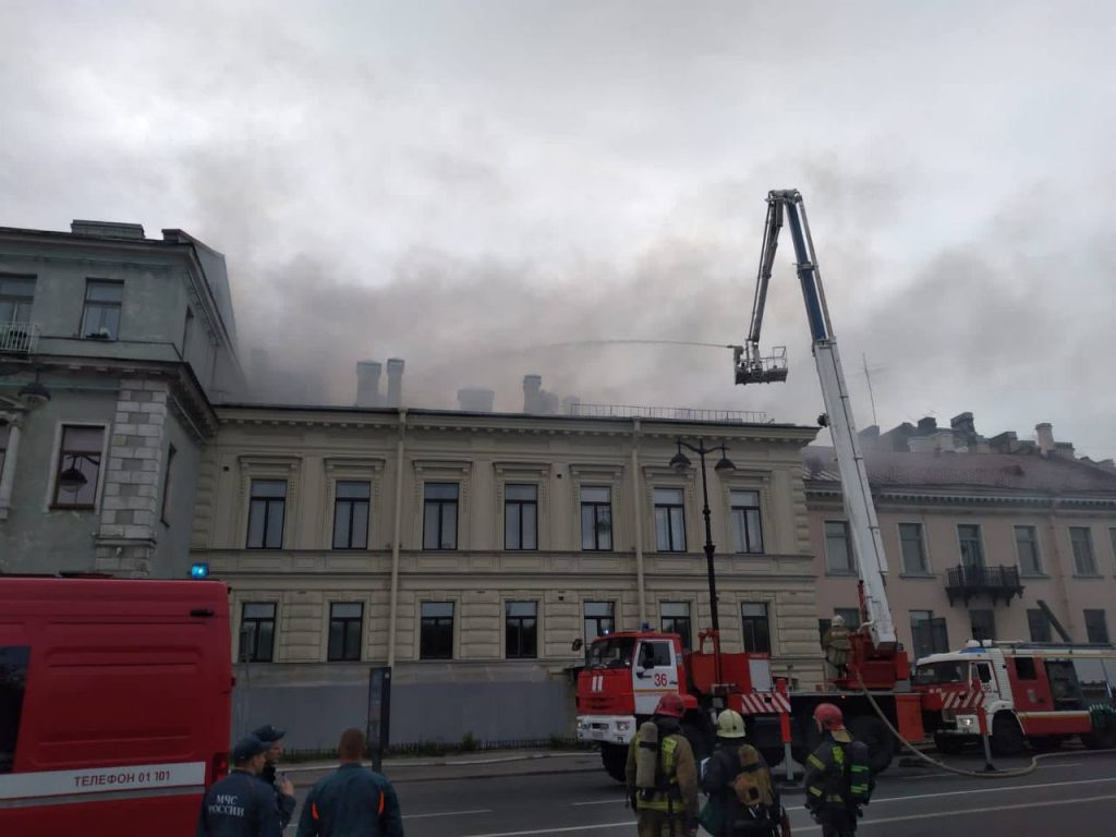 Прокуратура Петербурга работает на месте пожара в особняке Утемана
