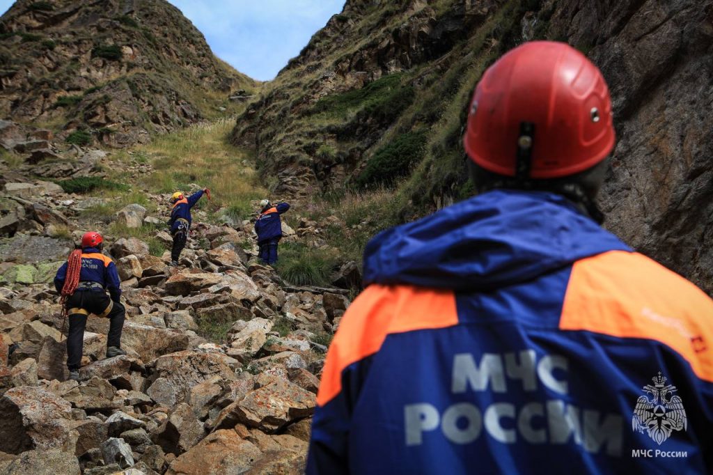 МЧС спасло туристов, сорвавшихся в горах Кабардино-Балкарии