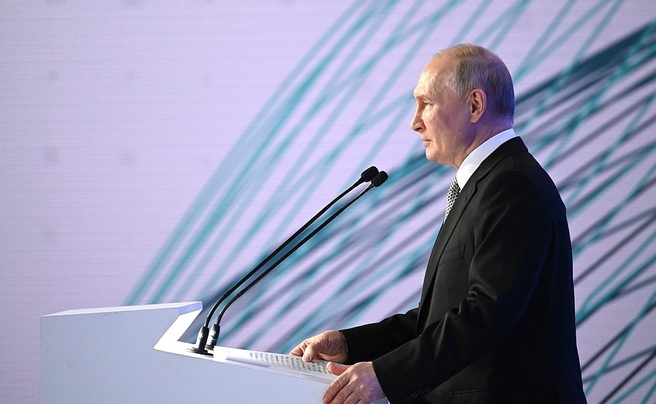 Кремль: Путин прервал встречи с лидерами Африки для встречи с многодетными семьями
