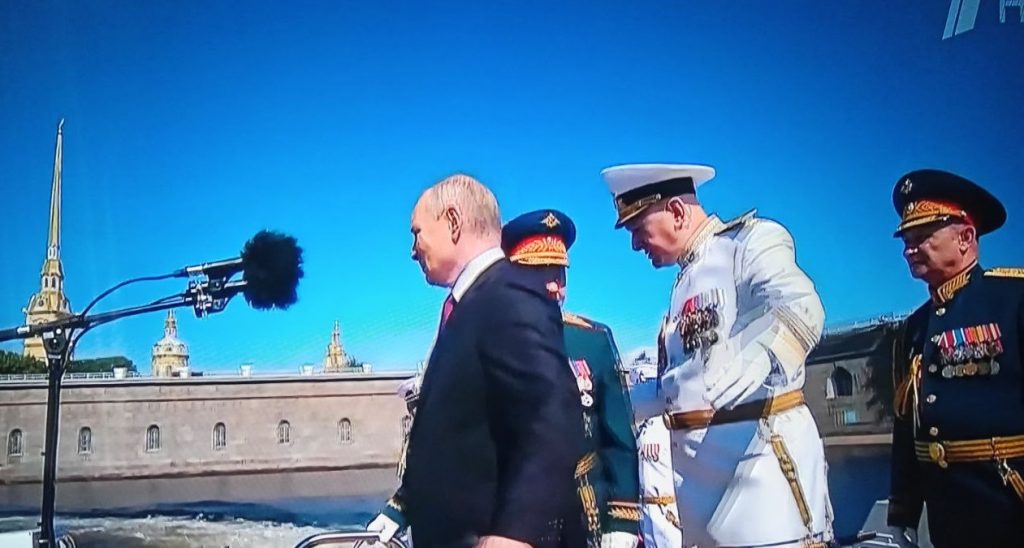 Путин вместе с Шойгу принимает парад военно-морского флота