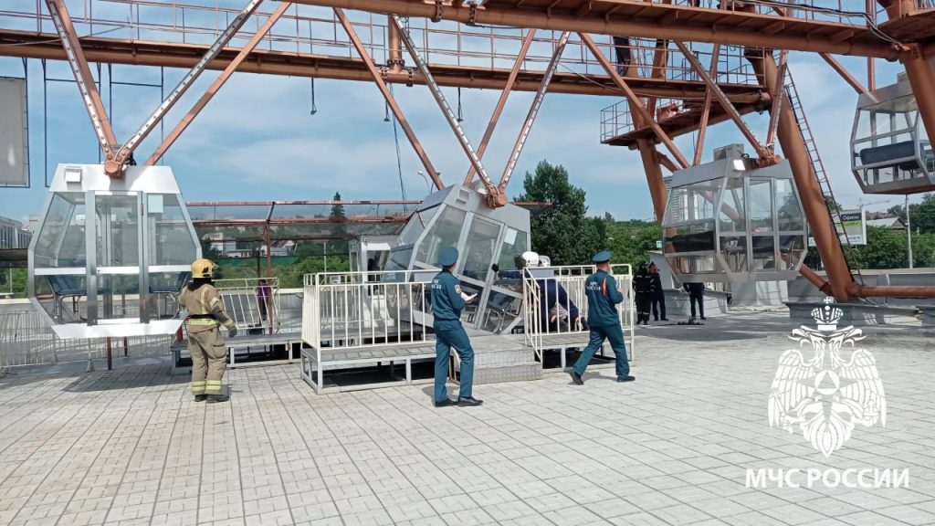 Колесо обозрения в Новосибирске крутили вручную, чтобы спасти застрявших