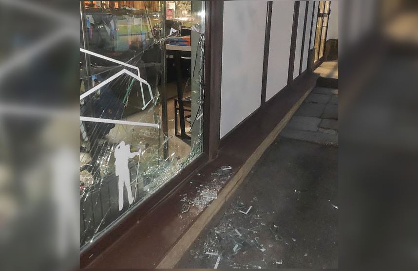 Росгвардия поймала разбойника, разбившего витрину магазина туристического снаряжения на Заневском