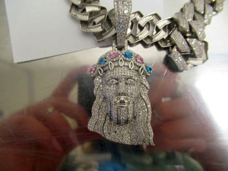 Ожерелье с бриллиантовым Иисусом нашла таможня у пассажира Пулково