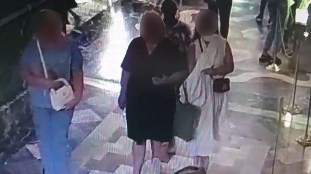 Полиция показала, как карманница стащила кошелек у пенсионерки в храме Спаса на Крови