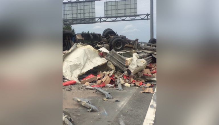 Появились фото ДТП с грузовиком, протаранившим отбойник на юго-западе КАД