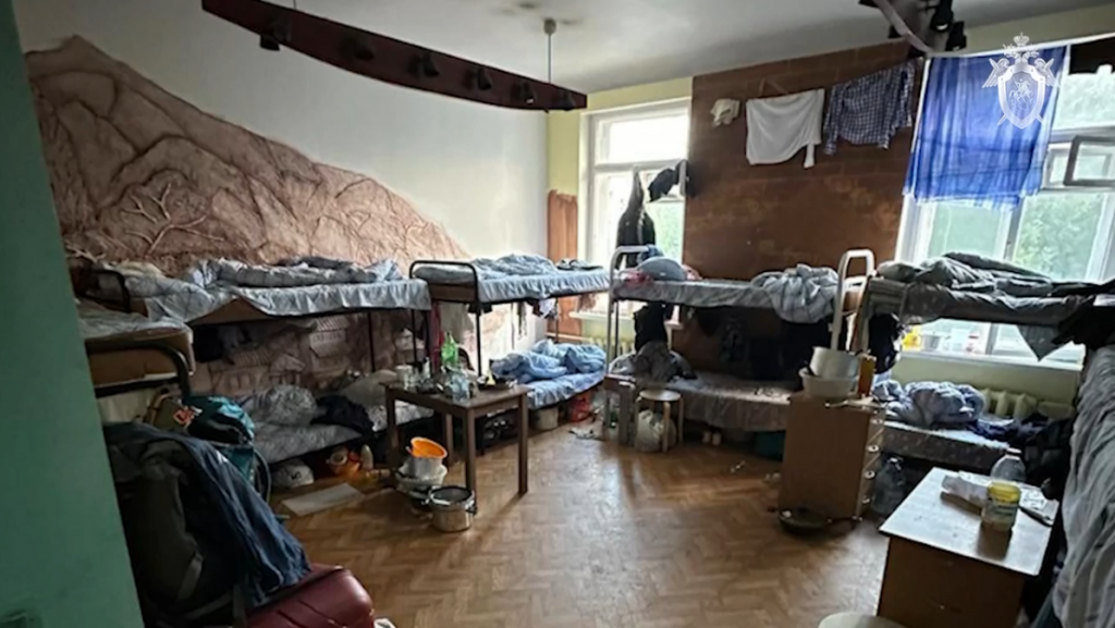 СК показал облавы на нелегальных мигрантов в хостелах Петербурга