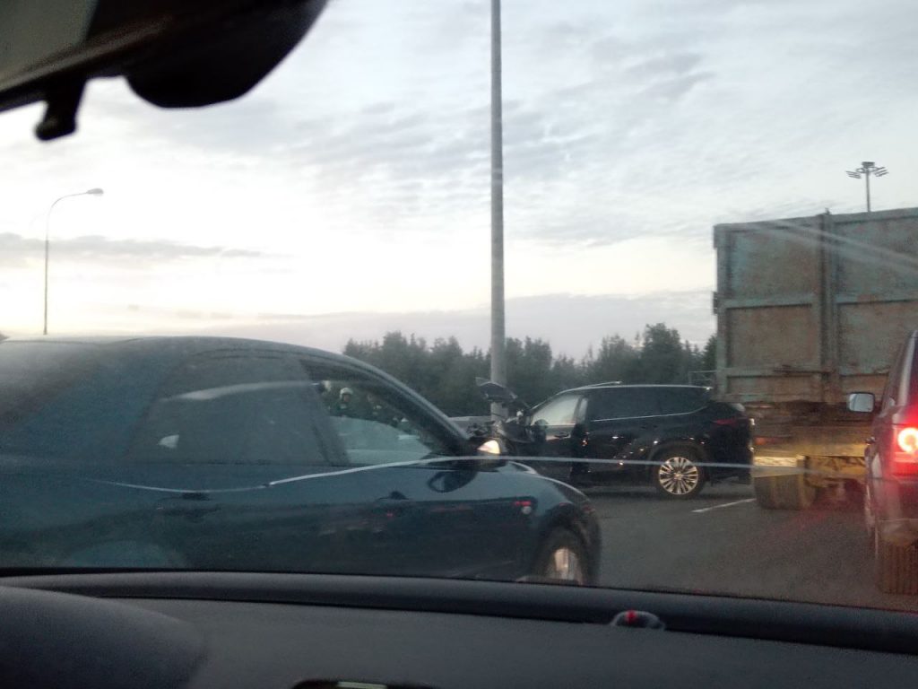 На КАД у Выборгского шоссе столкнулись три легковушки