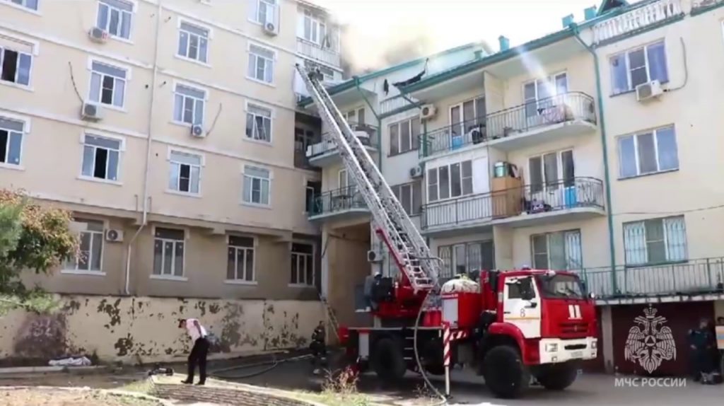МЧС показало, как тушат шесть квартир, охваченных огнём в Дагестане