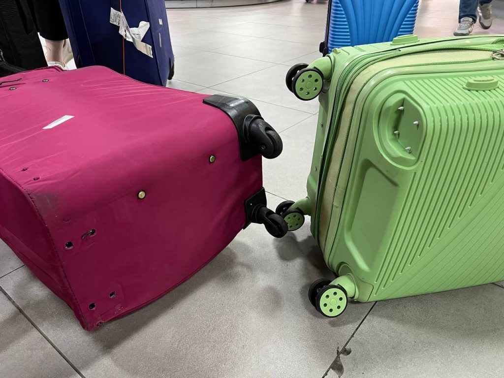 Прилетев на &#171;России&#187; в МинВоды, петербурженки получили в аэропорту чемоданы без колес