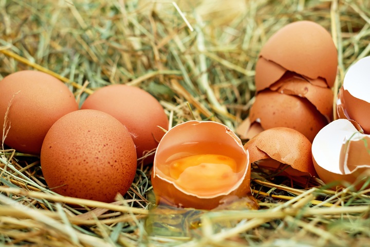 К чему разбить сырое яйцо примета
