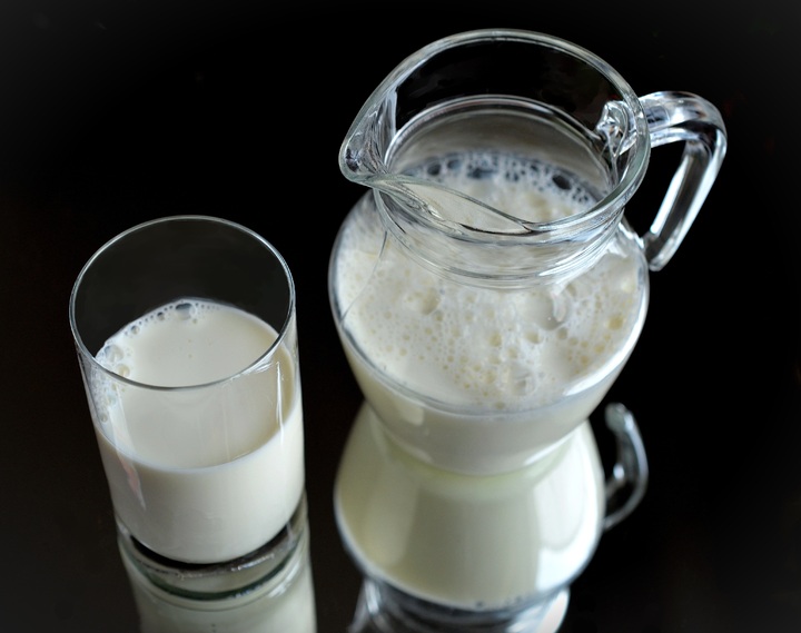 В магазинах Петербурга в 7 из 10 упаковок молока не нашлось молочного жира