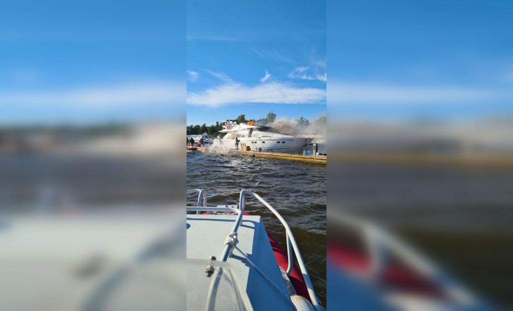 Прокуратура назвала вероятную причину пожара на яхте в Петербурге
