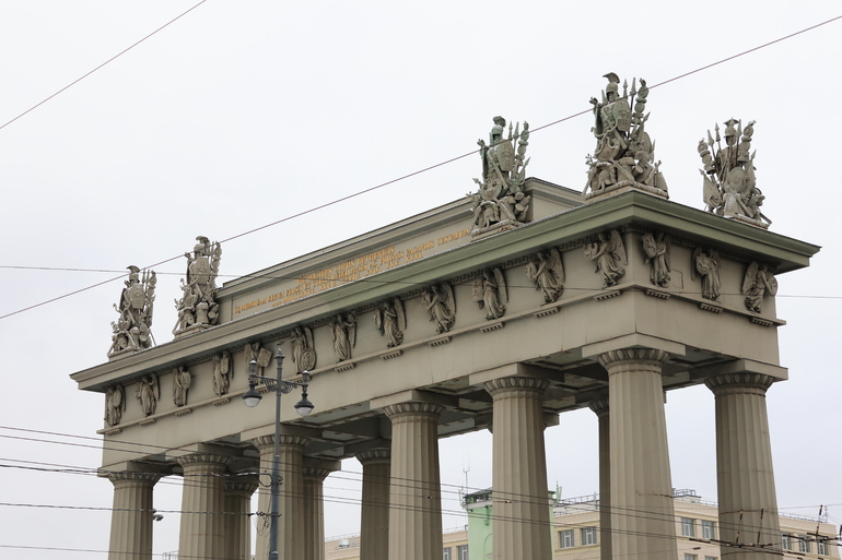 Скульптуры гениев после реставрации вернут на Московские триумфальные ворота летом