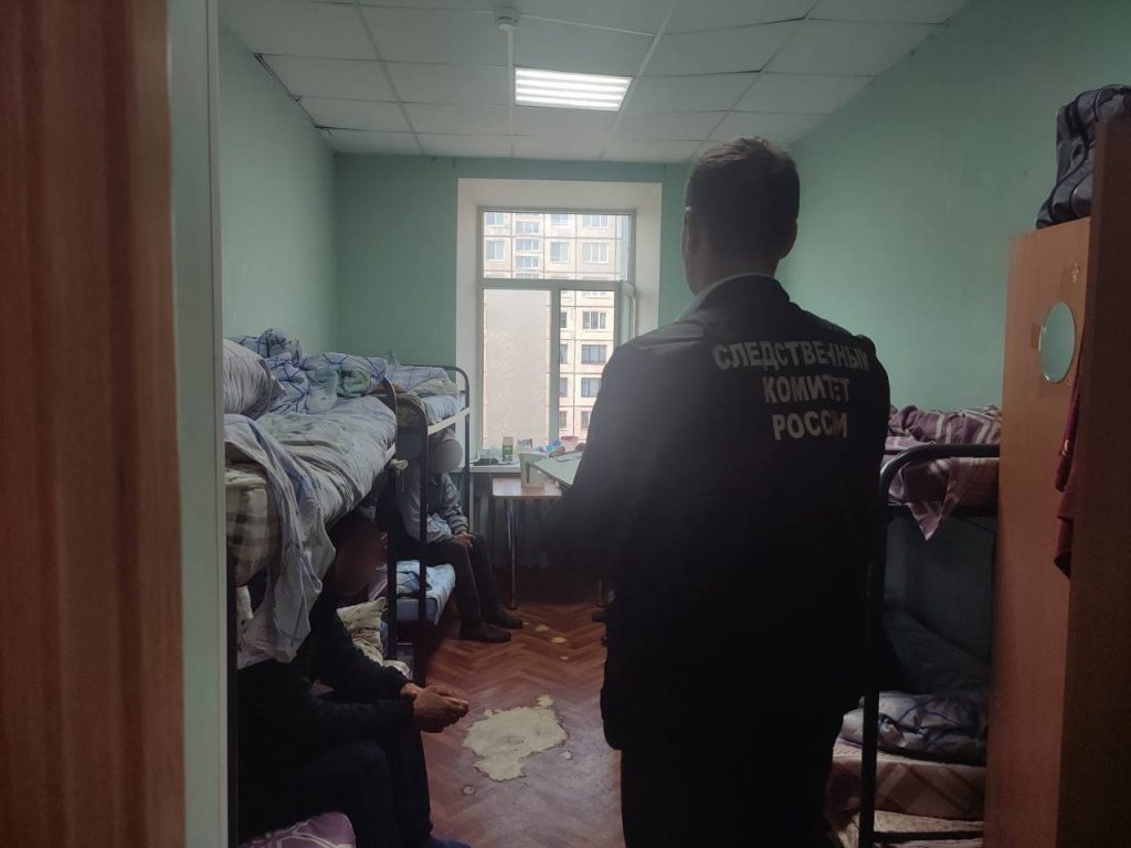 СК показал утренние обыски в хостелах Петербурга, где проживают незаконные мигранты