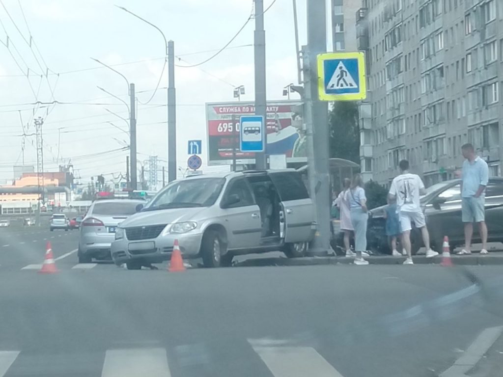 Две легковушки разбили бамперы на перекрестке Художников и Сиреневого бульвара