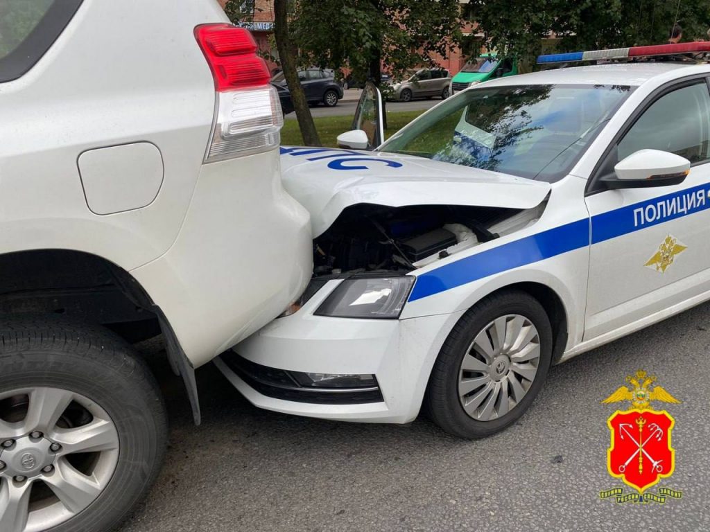 Инспектор ГИБДД пострадал в ДТП на Просвещения, в патрульное авто въехала Lada 