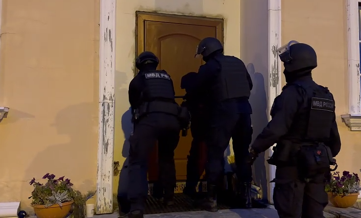 Полиция Петербурга показала, как обыскивала дома фигурантов по делу МРЭО