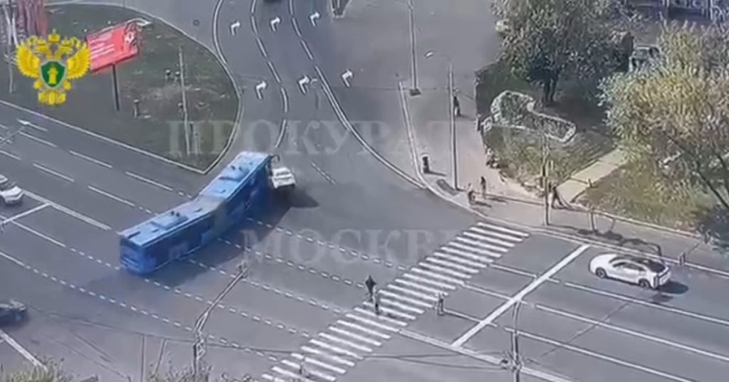Появились кадры столкновения каршеринга с автобусом в Москве, лихач сбежал