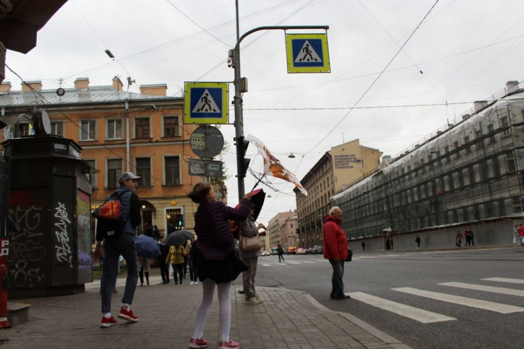 В Петербурге ветер грибом выворачивает зонты у пешеходов