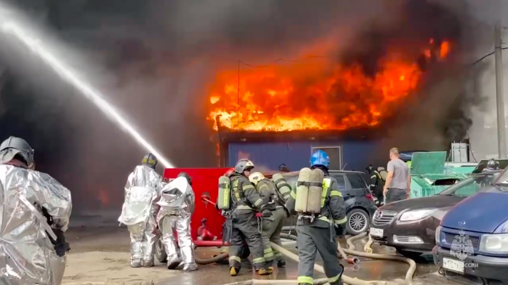 Пожар на Пискаревском вспыхнул в ангаре в районе нефтебазы «Ручьи»